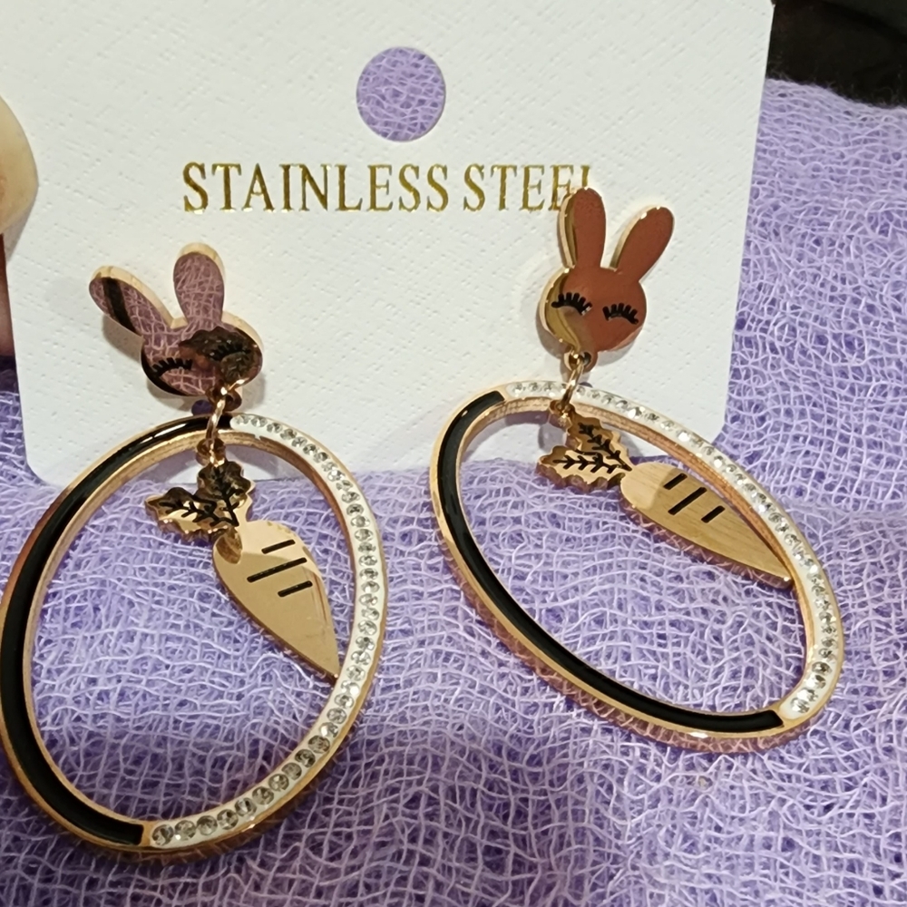 Gold Stainless Steel Earings, pretty bunny with carrot.. Exelent material